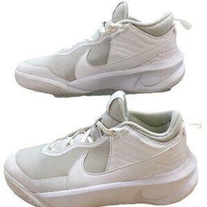 Nike White Low-Top Sneakers Team HUSTLE Sleek Design SZ 7